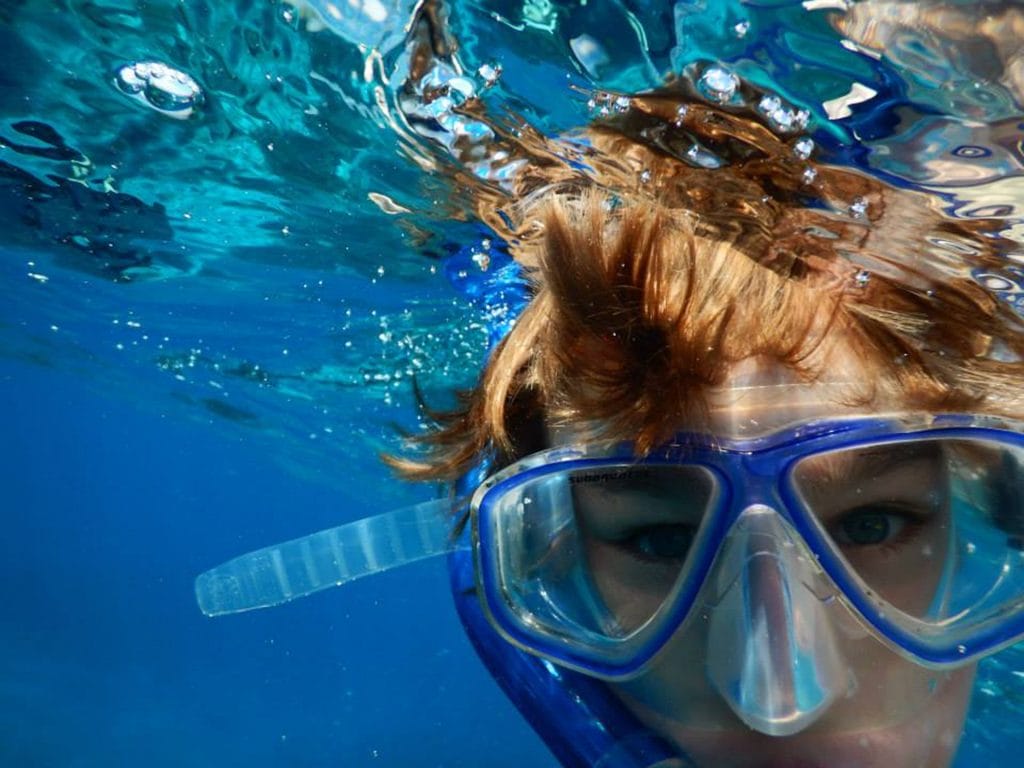 En pojke som snorklar