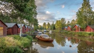 Sunti ja sen molemmilla puolilla olevia venevajoja sekä laitureissa kiinni olevia veneitä.