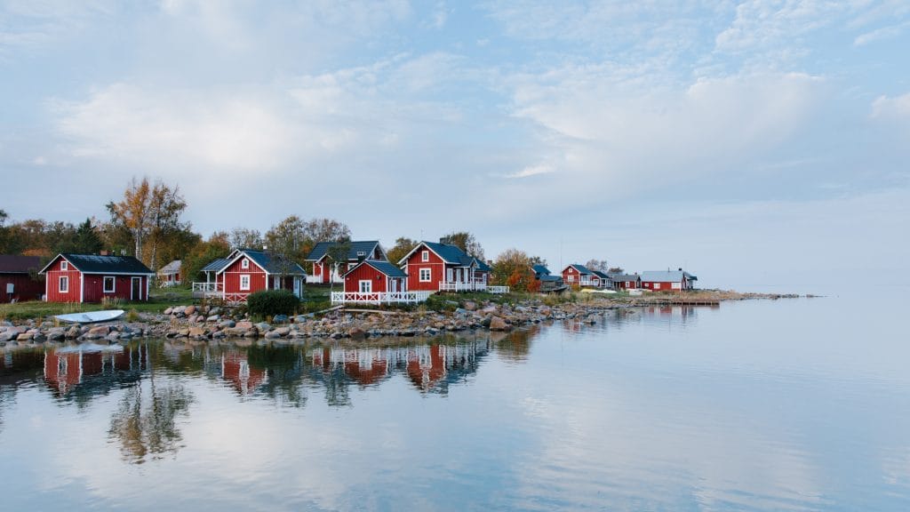 Punaisia mökkejä meren rannalla Ohtakarissa.