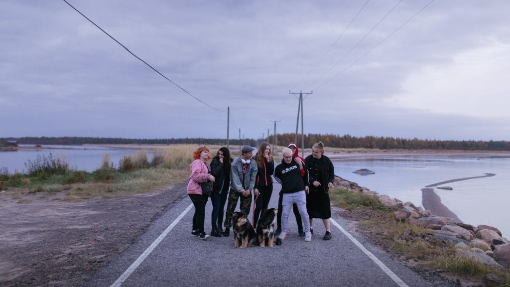 Seitsemän nuorta ja kaksi koiraa Ohtakariin johtavalla tiellä.