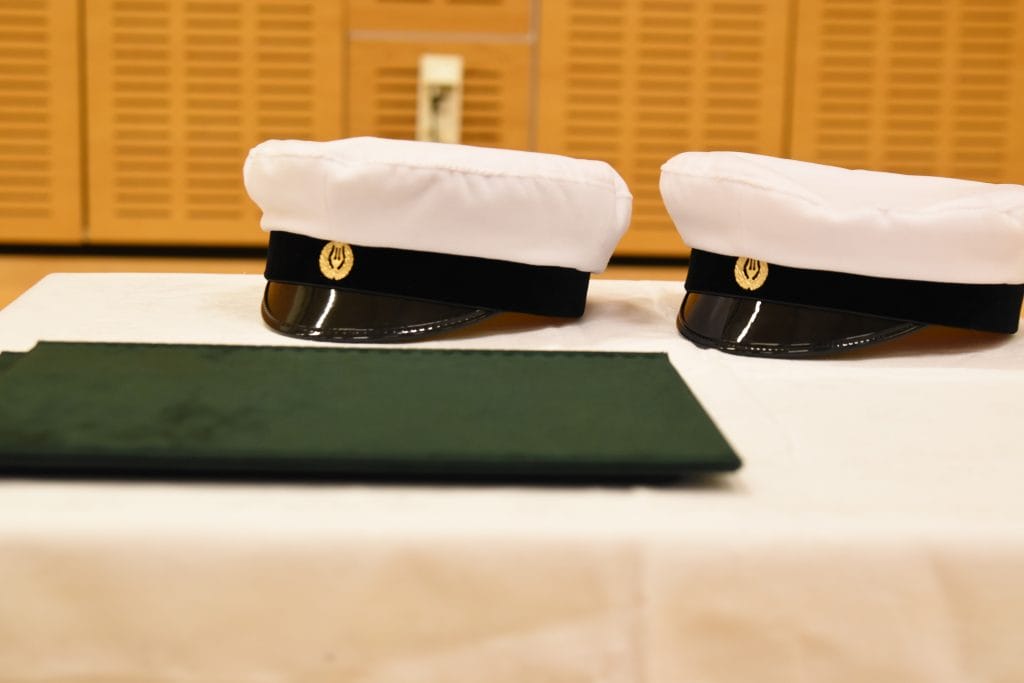 Kaksi ylioppilaslakkia