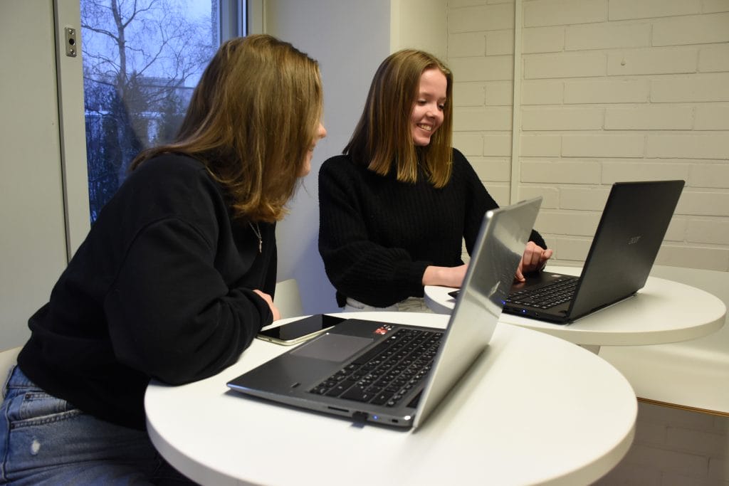 Två flickor vid dator