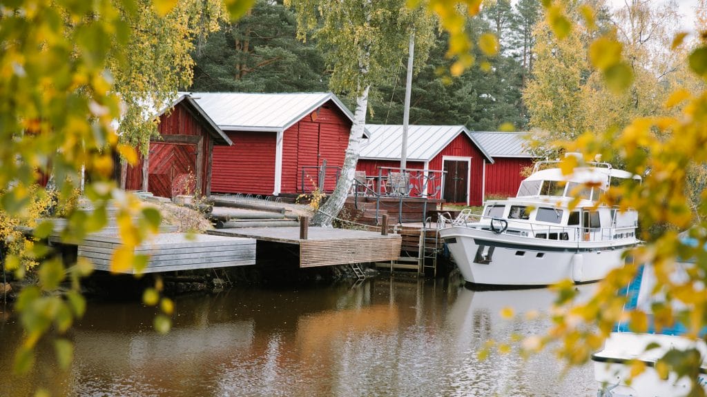 Valkoinen vene Suntin punaisten venevajojen edustalla.