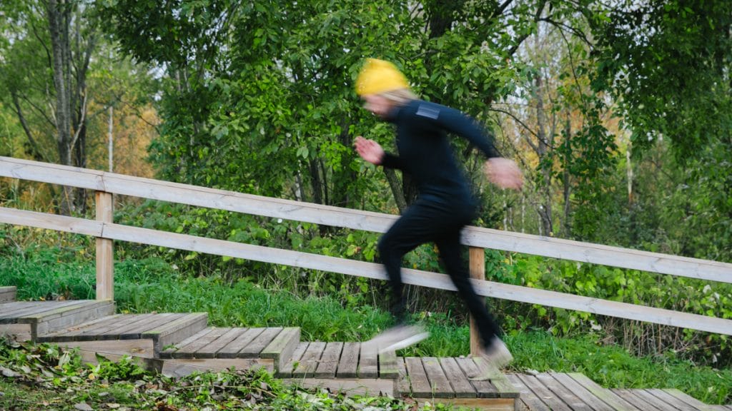 Mies porrasjuoksee