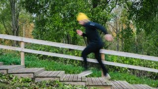 Mies porrasjuoksee