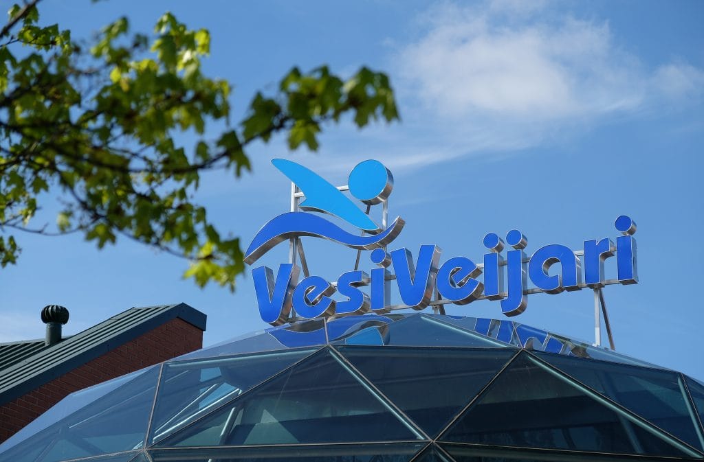 Kuvassa VesiVeijarin logo katolla ja sininen taivas