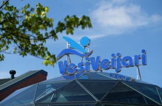 VesiVeijari skylt och blå himmel
