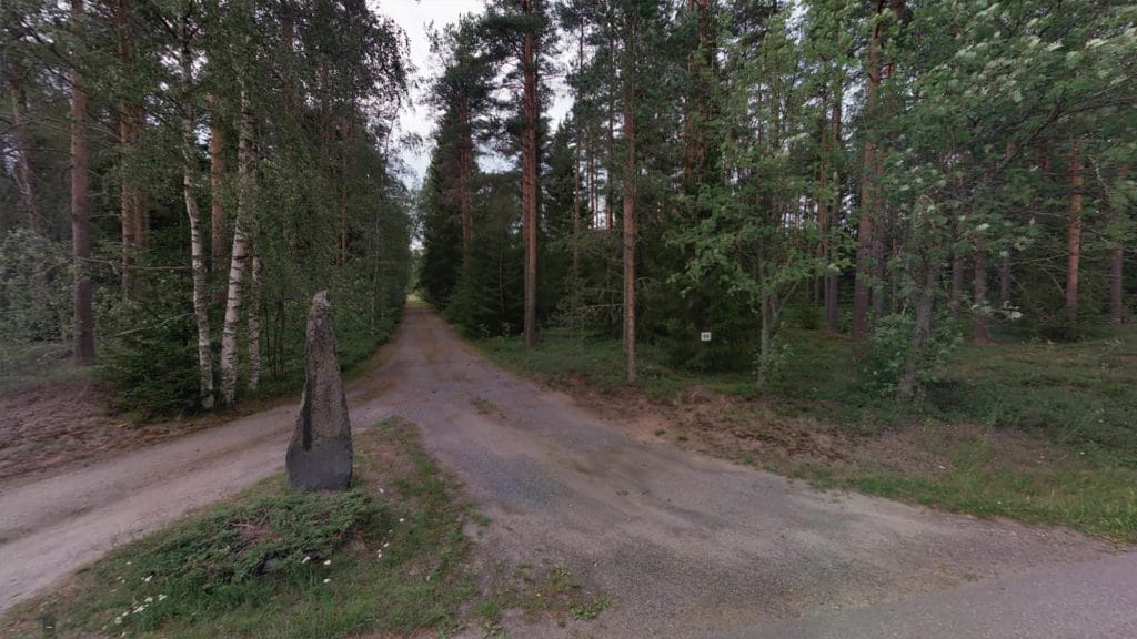 Hiekkatie metsämaisemassa.