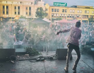 Näkymä esiintymislavalta kohti yleisöä