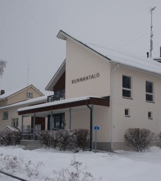 Valkoinen rakennus, jonka seinässä kyltti Kunnantalo.