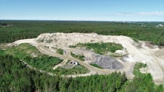 Storkohmon maankaatopaikka korkealta ilmasta kuvattuna. Maankaatopaikan ympärillä on laaja metsäalue.