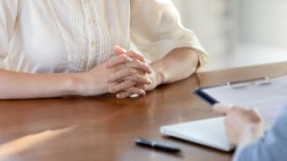 Två personer sitter vid borden