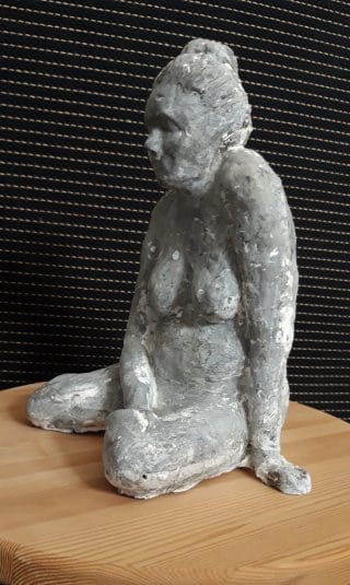 Naisveistos.