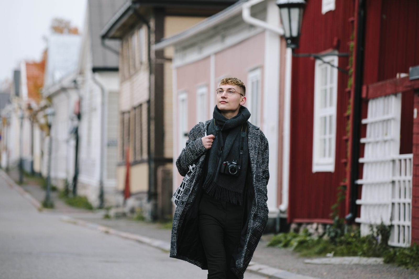 Nuori kävelee Neristanissa