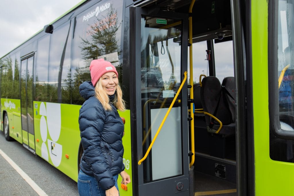 Hymyilevä bussimatkustaja