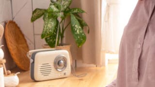 Keittiön pöydällä on valkoinen radio