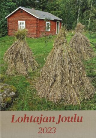 Heinäseipäitä vihreällä niityllä, takana punainen tupa.